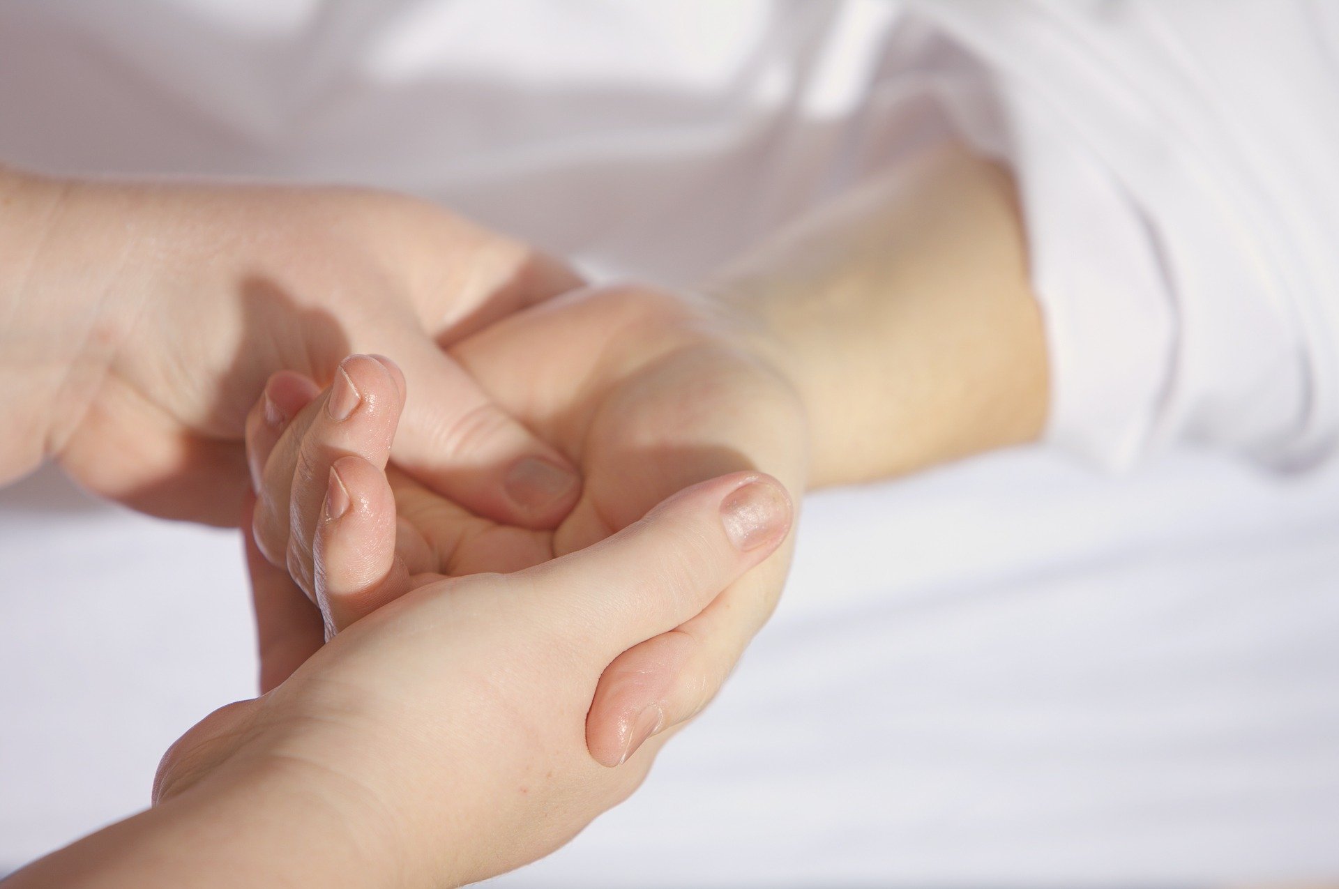 hands-gcf55f6211_1920